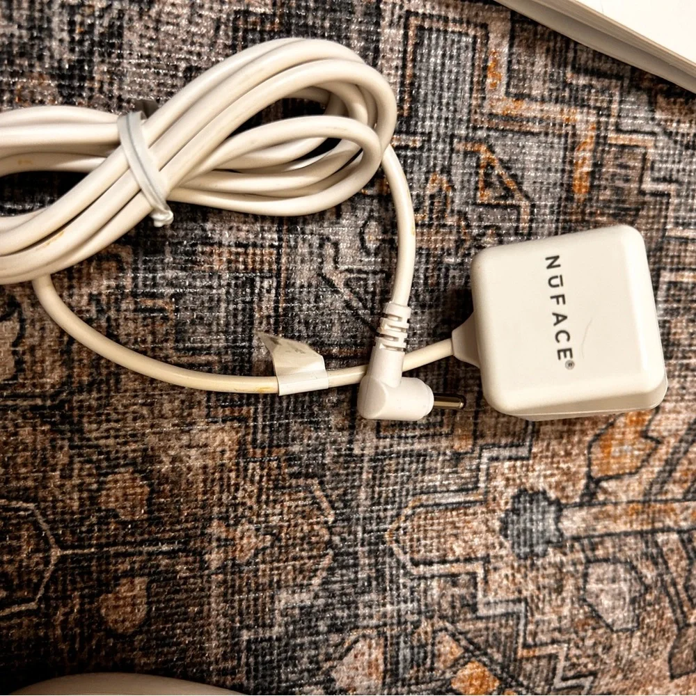 NuBODY Skin Toning Device with Charger - Picture 4 of 9